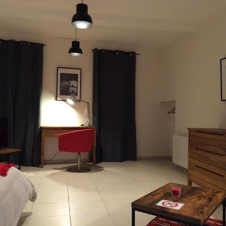Le Studio Du Chateau Auriac-sur-Vendinelle Exteriör bild