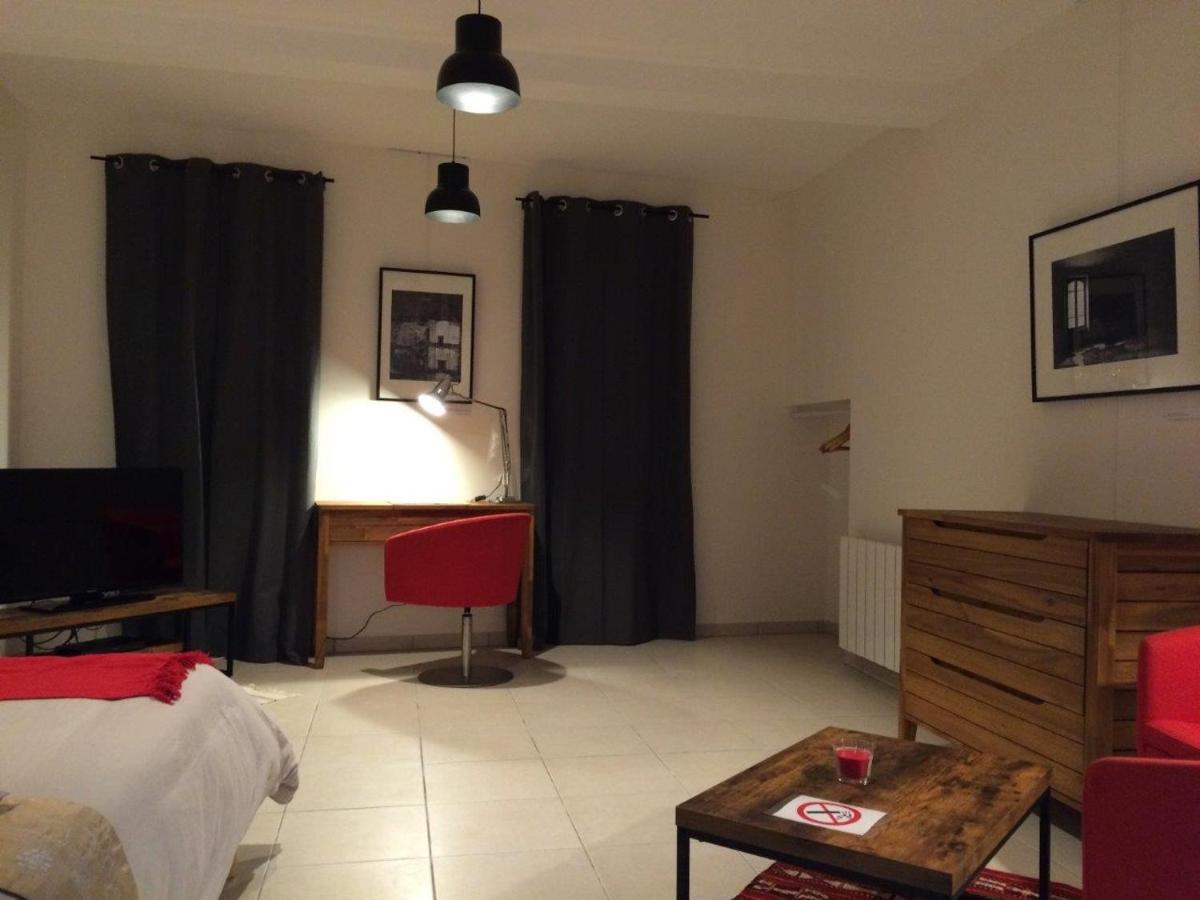 Le Studio Du Chateau Auriac-sur-Vendinelle Exteriör bild